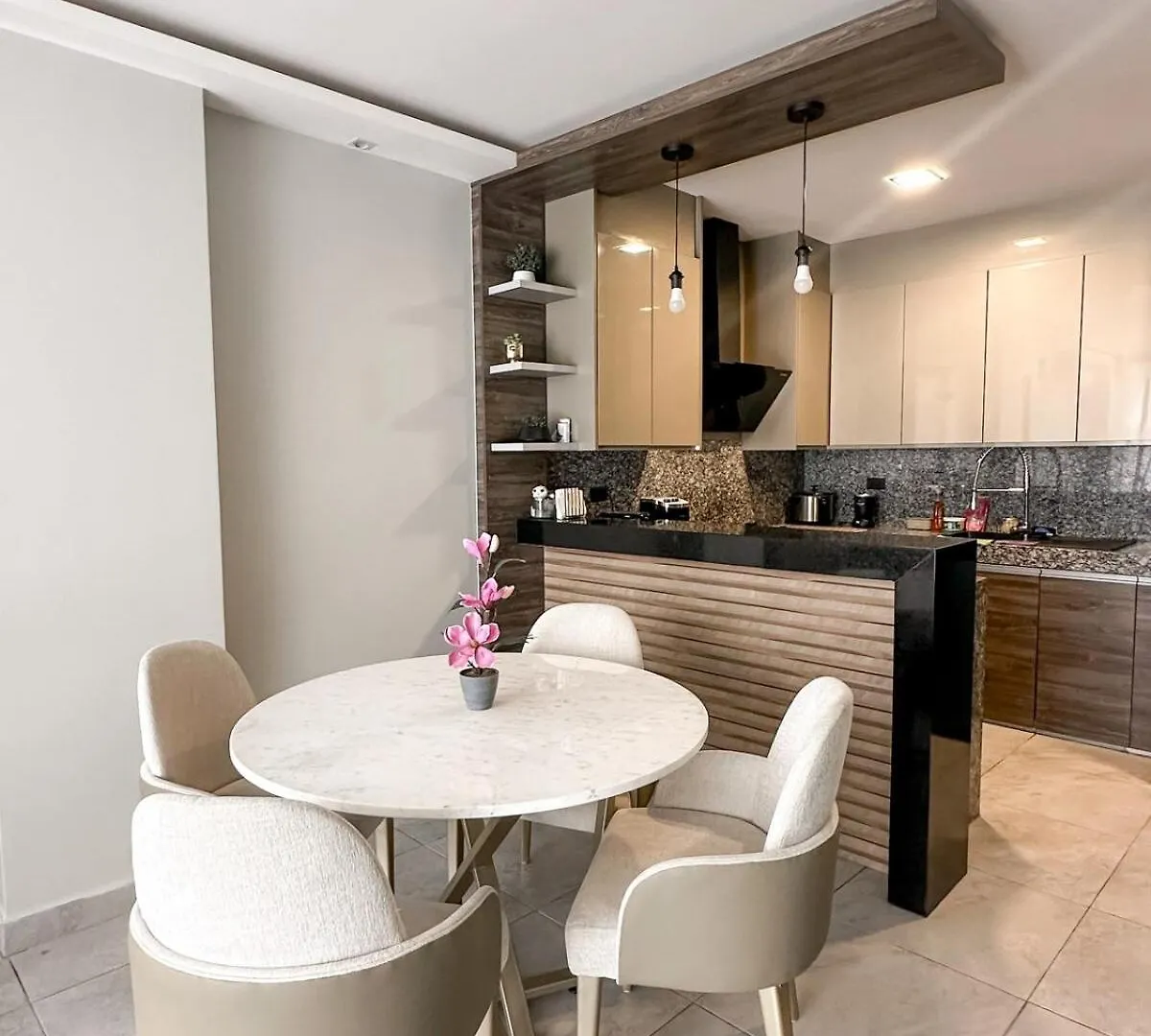 Departamento Moderno Ceibos Guayaquilアパートメント